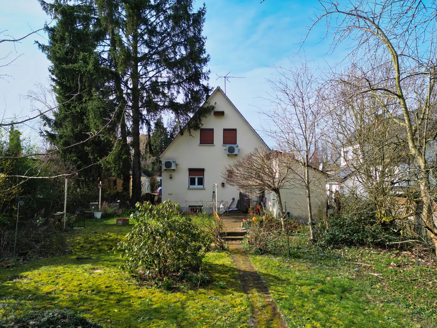 Einfamilienhaus mit großem Garten im Frankfurter Norden, das Panthera Immobilien für eine ältere Eigentümerin verkauft hat